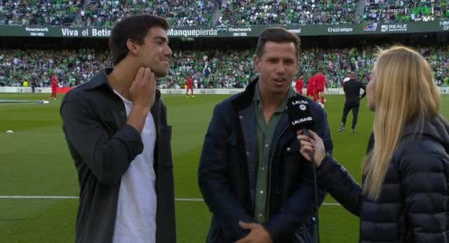 Juan Lebrón manda un mensaje al Betis en pleno césped del Villamarín: «A ver si algún día tenemos la suerte, ¿no, Paquito?»