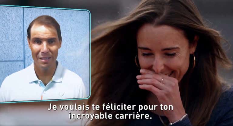 El momento en el que Alize Cornet ve el vídeo dedicado de Rafael Nadal.