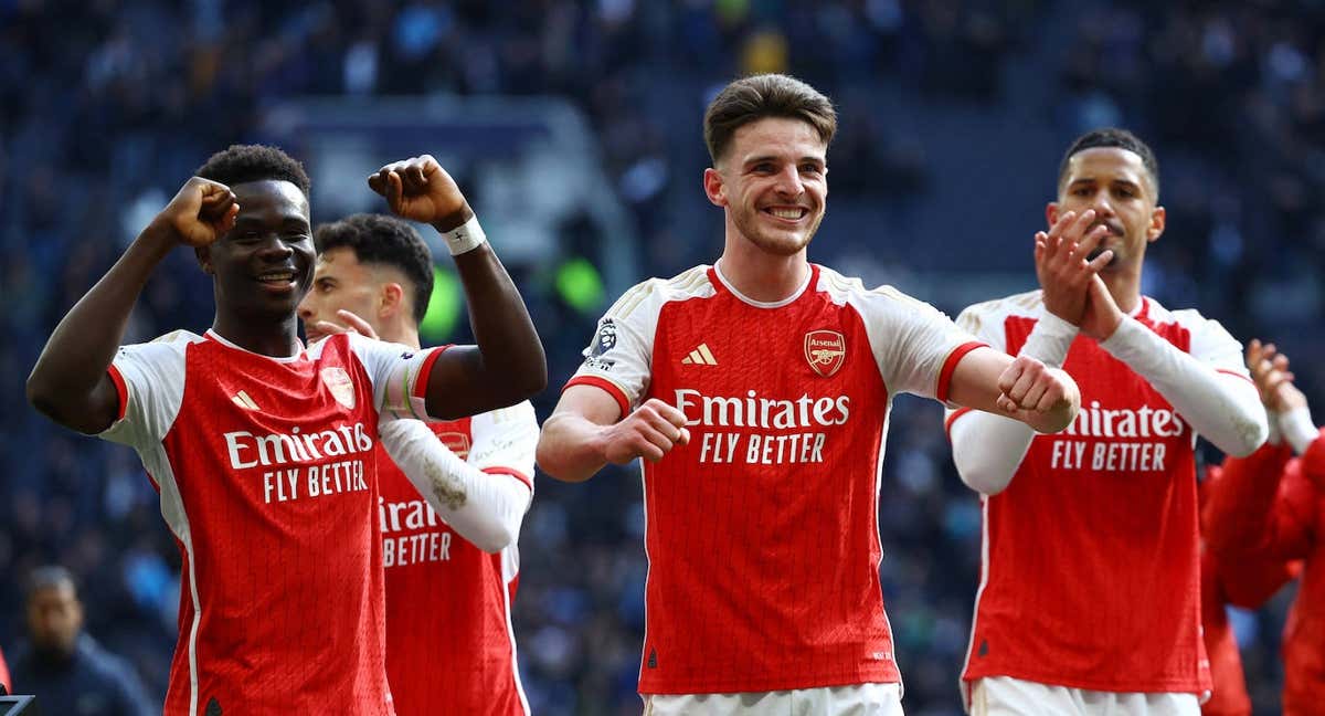 Bukayo Saka, Declan Rice y William Saliba celebran la victoria del Arsenal.