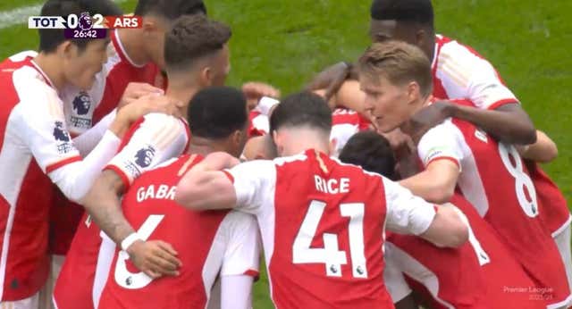 La curiosa celebración de los goles del Arsenal que explica su candidatura a la Premier: ‘Depende de cómo reaccionas…’