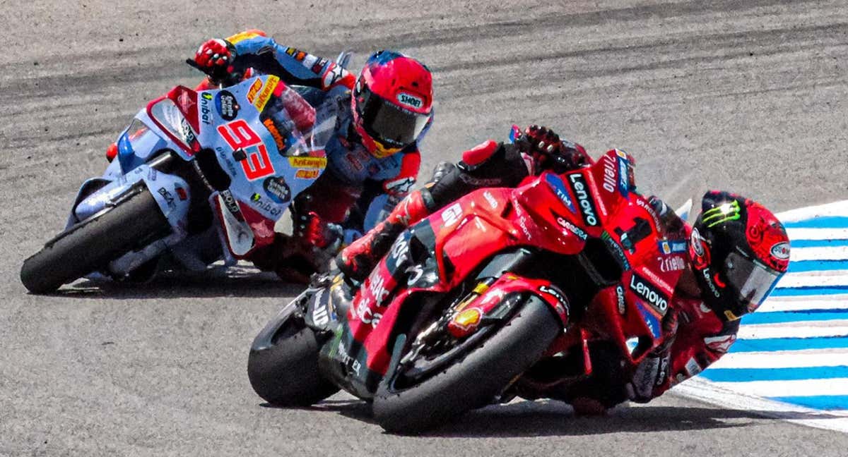 Pecco Bagnaia y Marc Márquez en la carrera de este domingo en Jerez. /Jose Carlos Jiménez/RELEVO