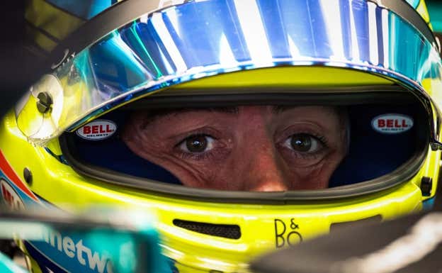 Alonso en el box de Aston Martin.  AFP