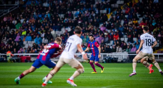 La ola de Montjuïc con 2-2 que refleja la disparatada temporada del Barça