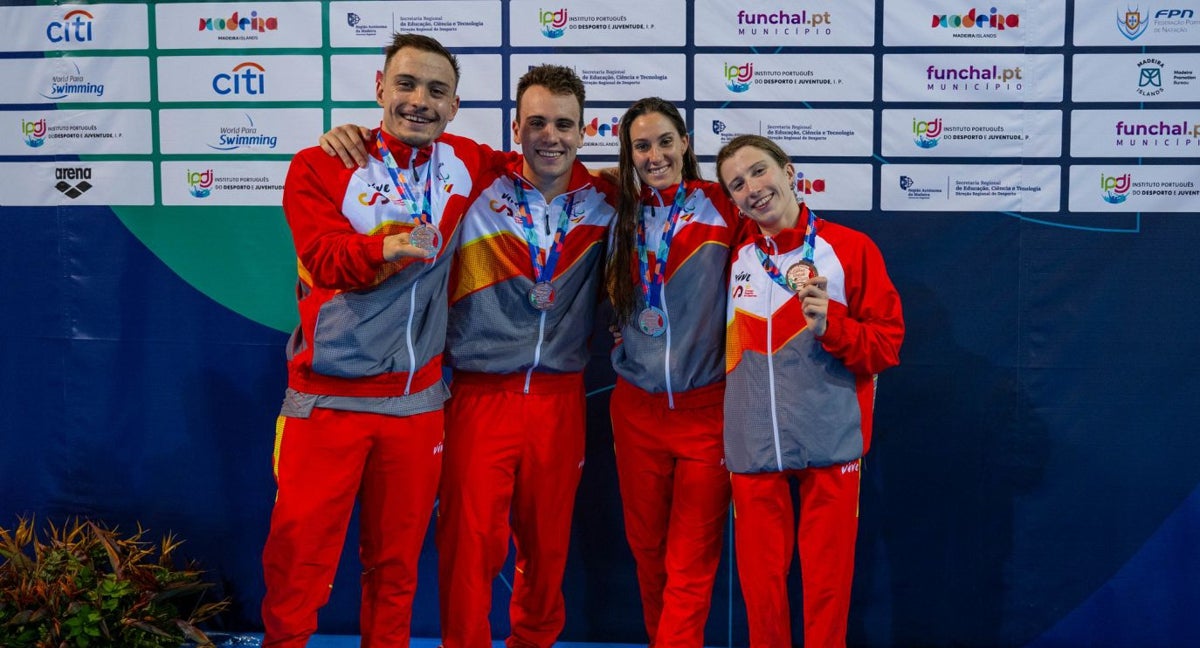 Los miembros del relevo 4x100 posan con la medalla de bronce conquistada en el Europeo.