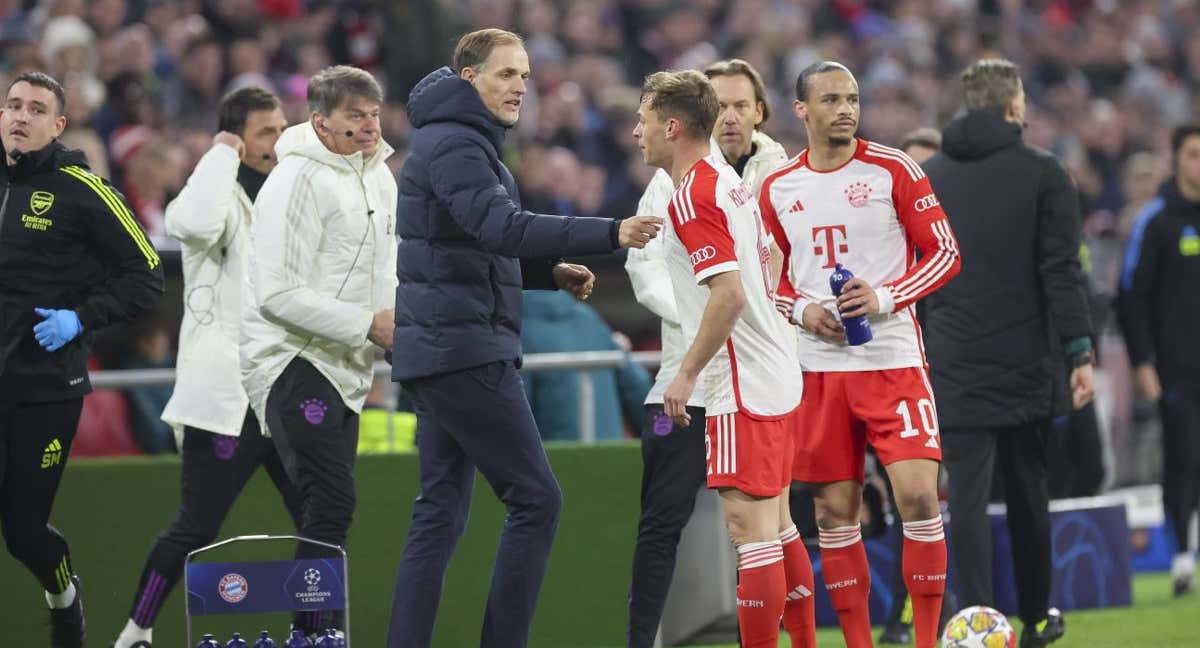 Tuchel habla con Kimmich.