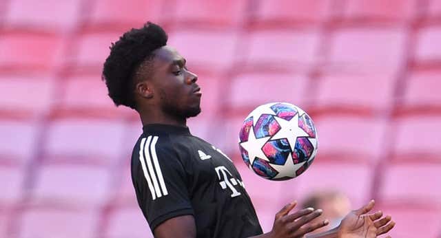 Alphonso Davies comenzó la noche en el banquillo y la acabó… abrazado a jugadores del Real Madrid