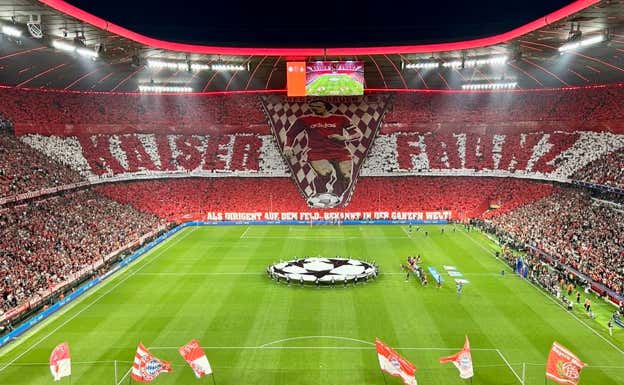 Imagen general del tifo, enfocado desde la grada norte del Allianz Arena Bayern Múnich