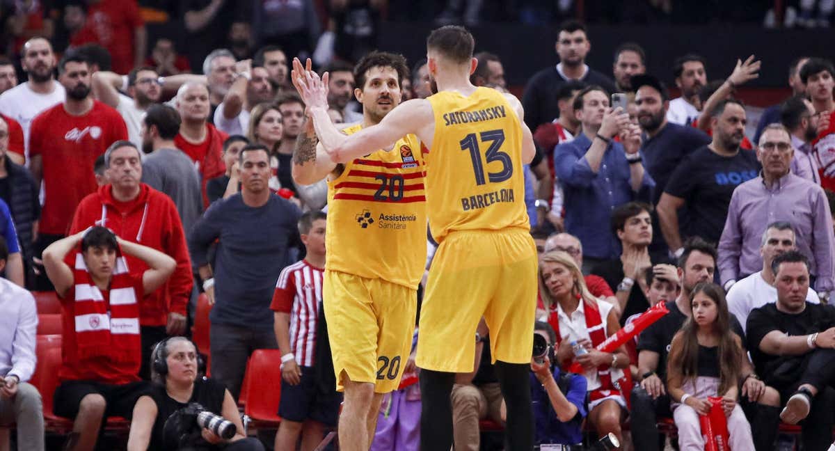 Laprovittola y Satoransky celebran en El Pireo. /GETTY IMAGES