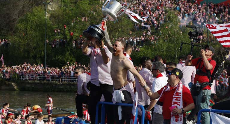 Iker Muniain celebra el título de Copa en La Gabarra.