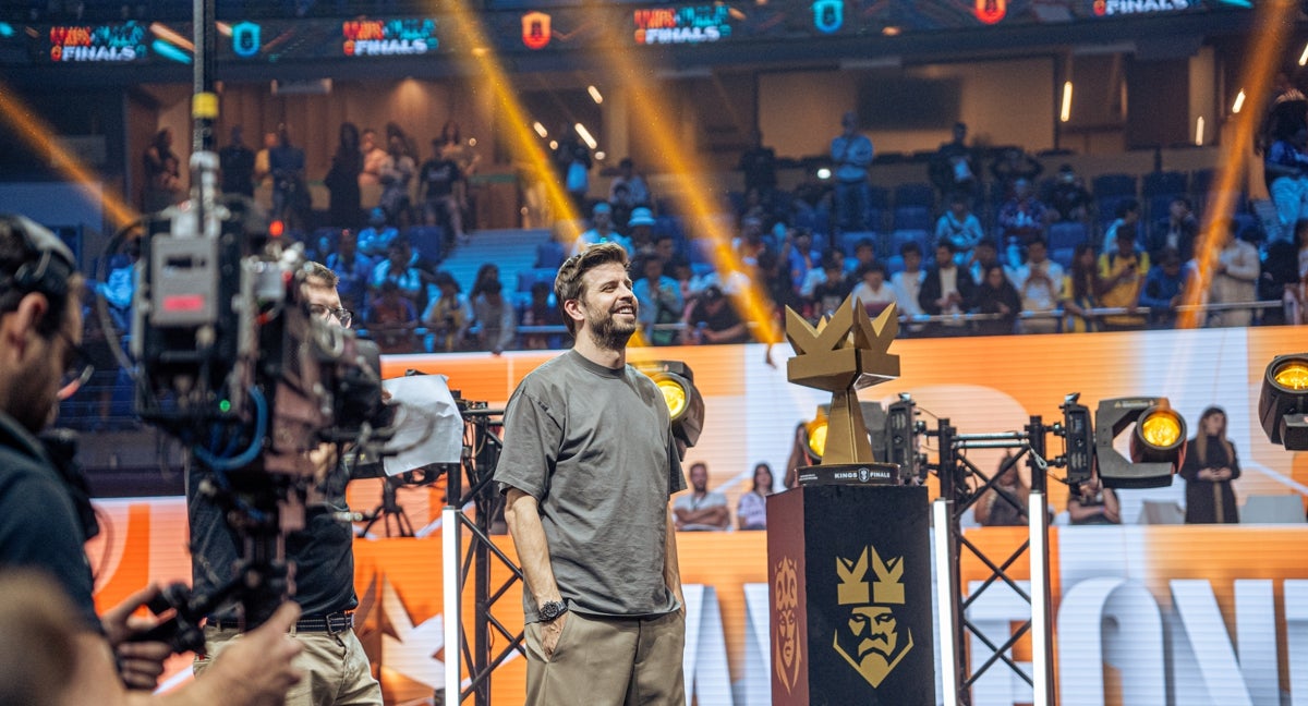 Gerard Piqué junto con el trofeo de la Kings League en el WiZink Center.