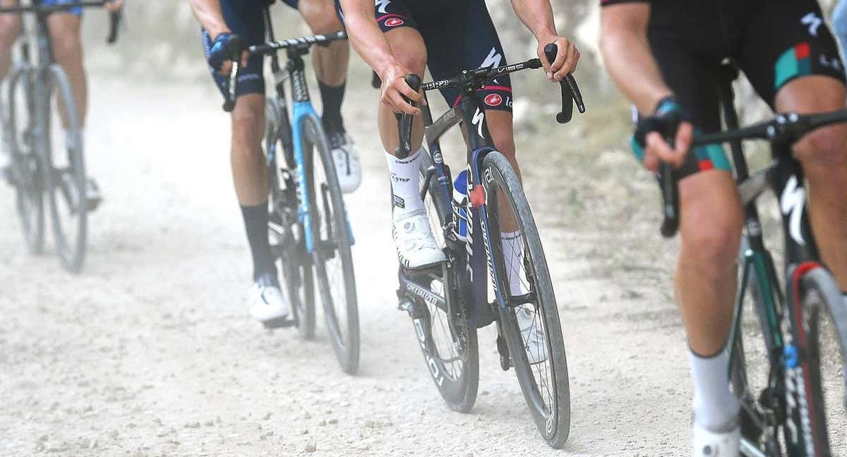 Carrera ciclista sobre el sterrato/