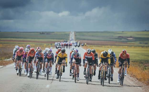 Así fueron los abanicos camino de Zaragoza en La Vuelta Femenina 24 by Carrefour.es  UNIPUBLIC / CXCLING