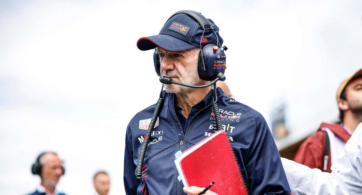 Adrian Newey, con su inseparable libreta roja.
