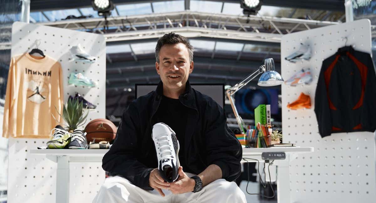 Martin Lotti sostiene unas Jordan 38 en el Jordan Design Studio de París./NIKE