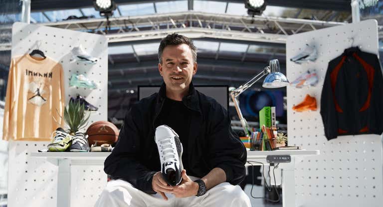 Martin Lotti sostiene unas Jordan 38 en el Jordan Design Studio de París.