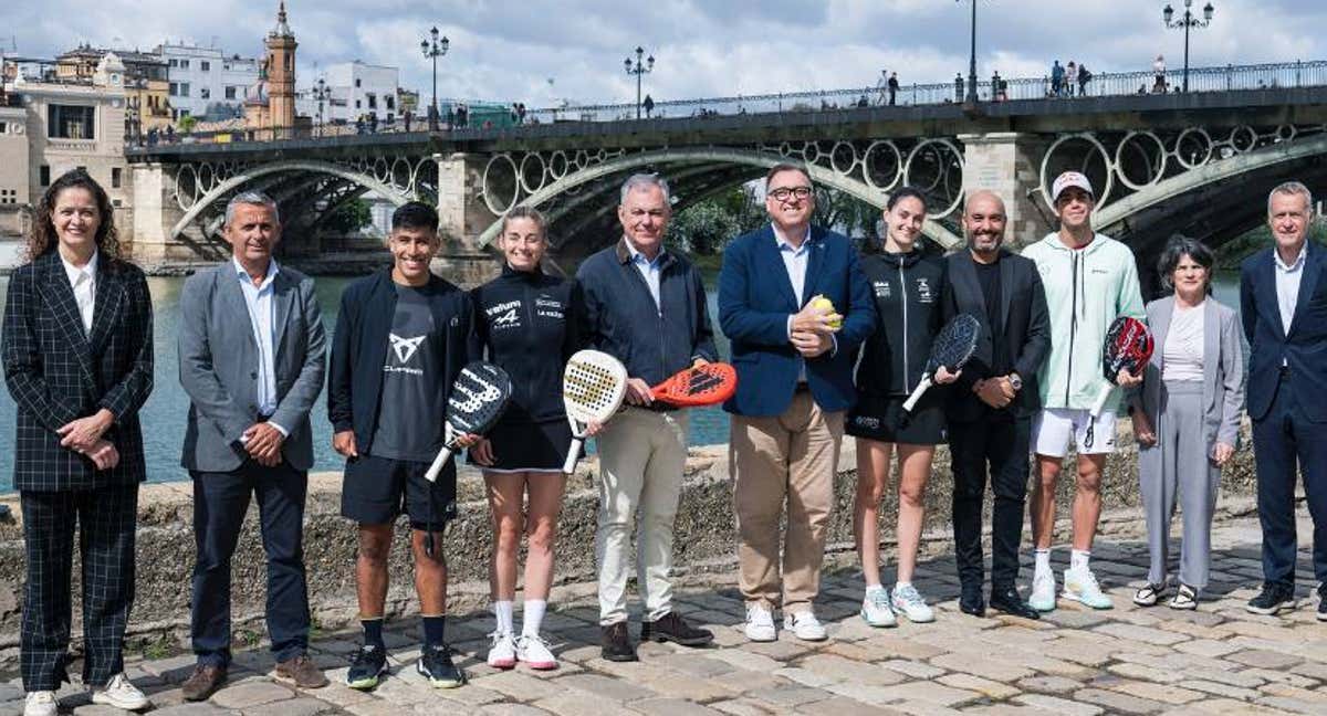 Chingotto, Salazar, Icardo y Lebrón posan junto a las autoridades con el Puente de Triana de fondo./@sevillapremierpadel