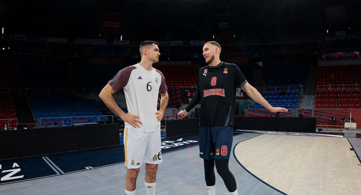 Alberto Abalde y Tadas Sedekerskis hablan antes del partido. /GETTY IMAGES