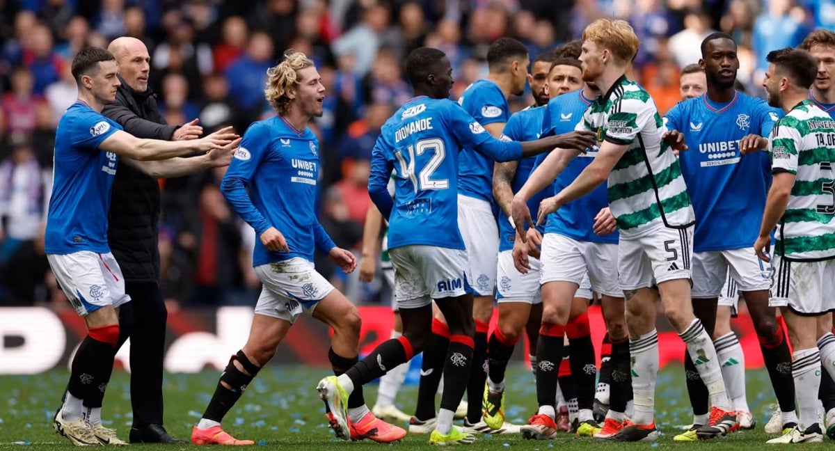 Discusión entre los futbolistas de Celtic y Rangers tras el último partido.