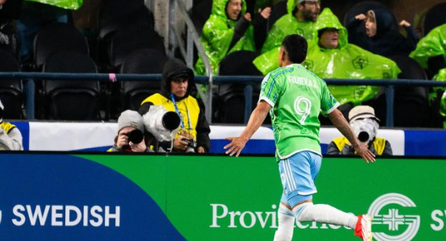 El gol del año en la MLS: Raúl Ruidíaz desde 50 metros
