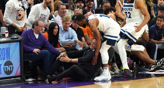 Los Timberwolves viajan a Denver con la duda de su entrenador: operado de la rodilla tras un golpe ¡con su propio jugador!