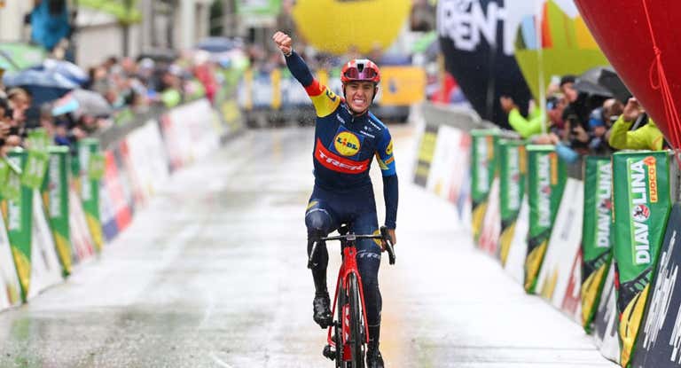 Juanpe López gana la tercera etapa del Tour de los Alpes 2024.