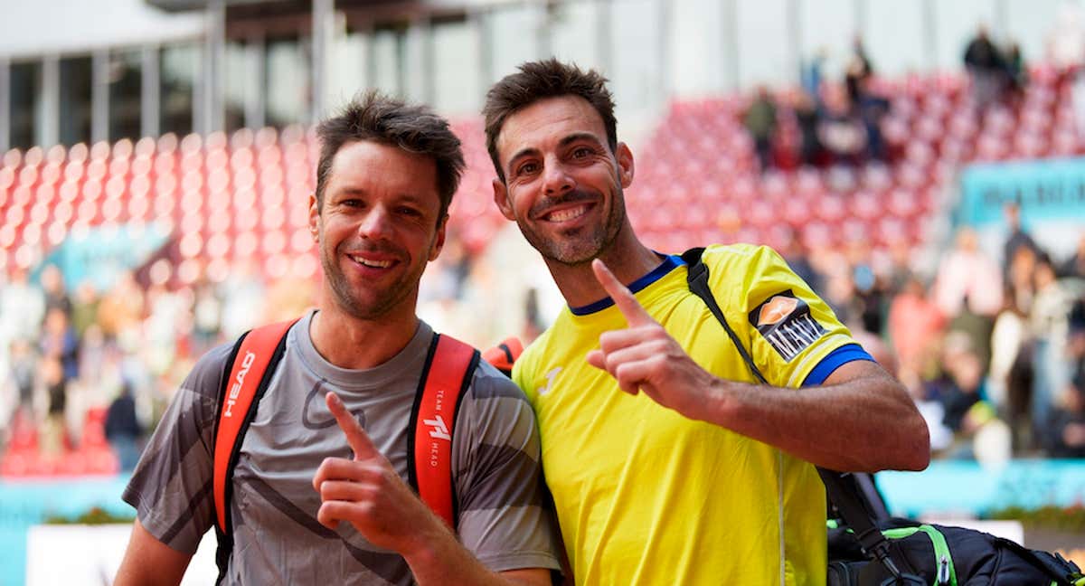 Granollers y Zeballos posan tras haber ganado el partido que los convierte en los número uno del mundo.