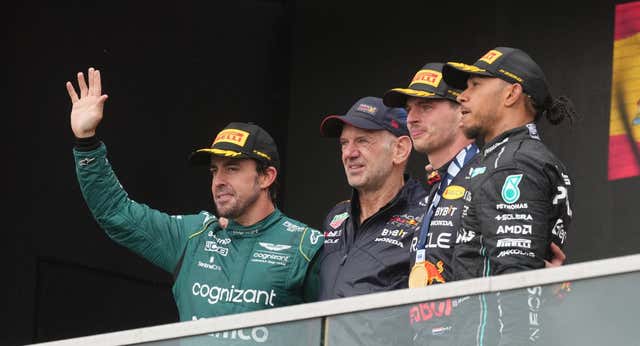 Fernando Alonso y Lewis Hamilton pujan por el genio de Red Bull: «El tiempo dirá»