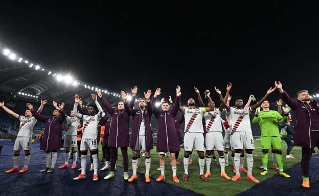 El Leverkusen celebra la victoria en Roma.  REUTERS