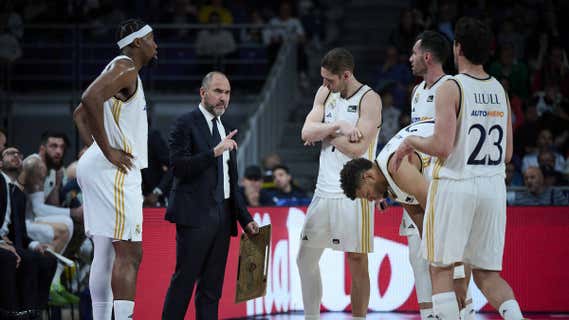 Chus Mateo da indicaciones a los jugadores del Real Madrid durante un partido. /GETTY IMAGES