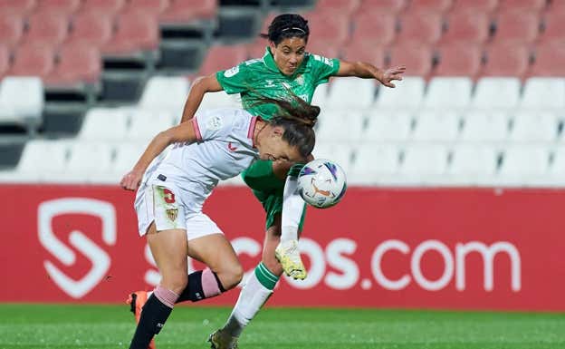 Eva LLamas pelea un balón durante el derbi.  BETIS FÉMINAS