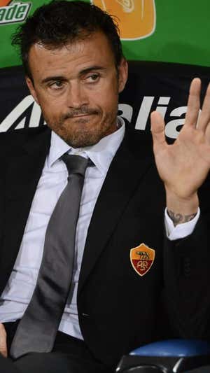 Luis Enrique sentado en el banquillo de la Roma.  AFP