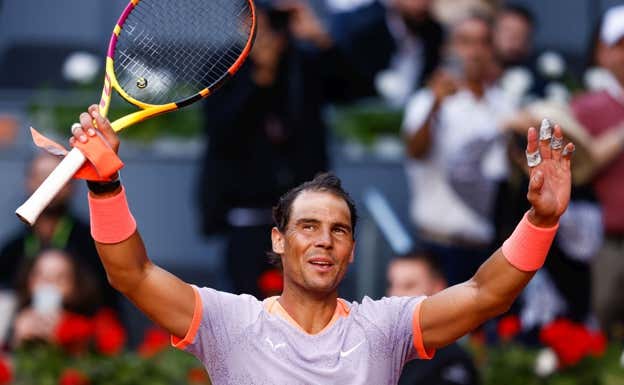 Rafael Nadal saluda a los aficionados de la Caja Mágica tras una victoria.  Reuters