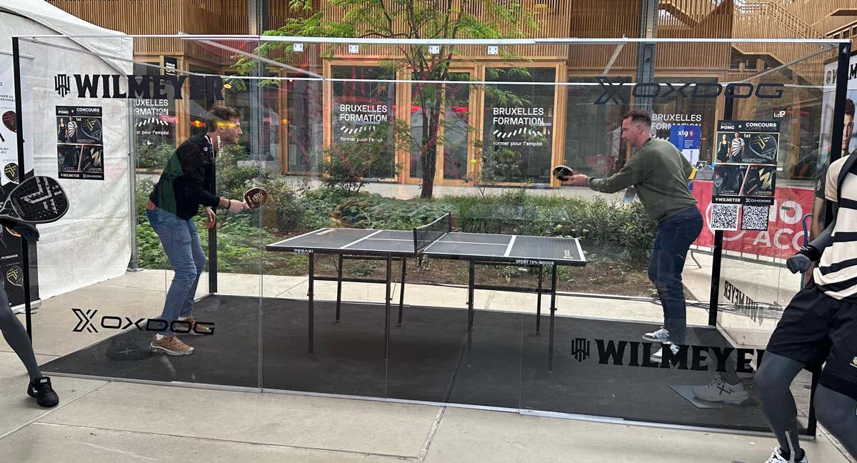 Pista de 'ping-pong pádel' instalada en Bruselas./RELEVO/ÁLVAR MADRID