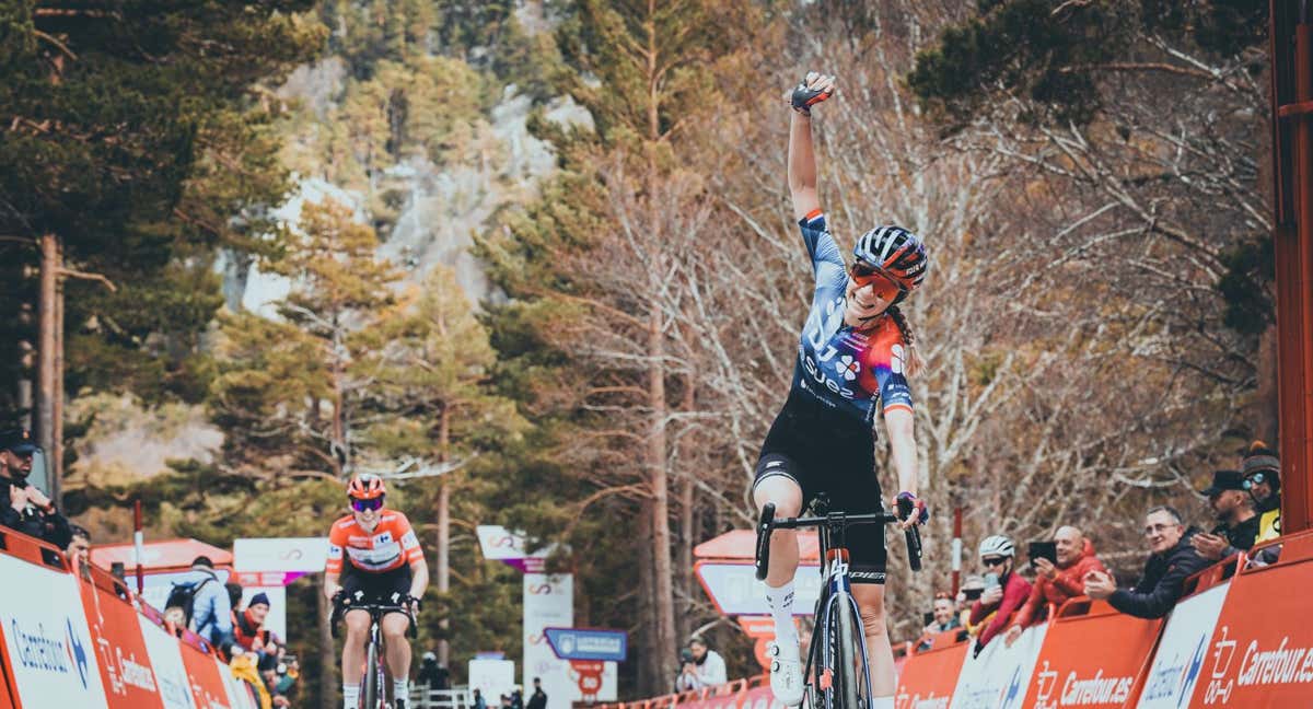 Évita Muzic se impone a Demi Vollering en la Laguna Negra de Vinuesa.