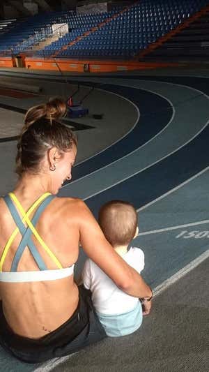 Isabel Macías, junto a su primer hijo en una pista de atletismo, por el que recibió finalmente la ayuda del CSD en 2019. ISABEL MACÍAS