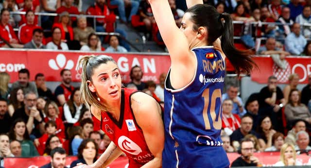 Insultos desde la grada, odio en redes y bajo nivel arbitral: así ha sido el último lío en la liga femenina de baloncesto