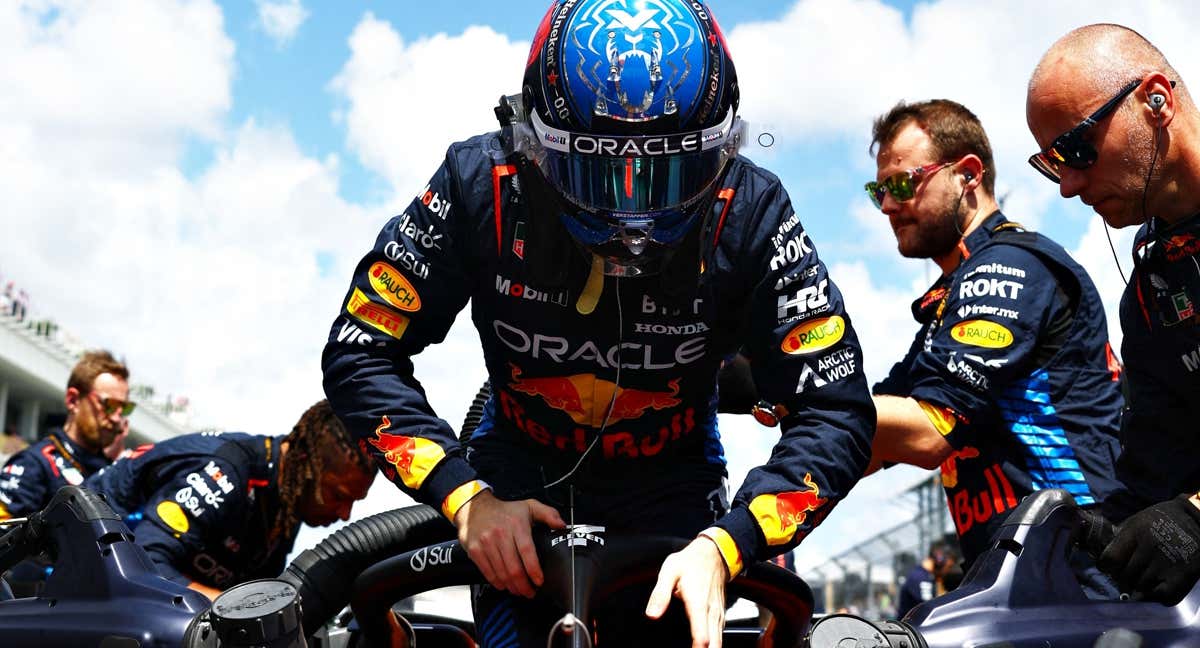 Max Verstappen, saliendo de su Red Bull. /AFP