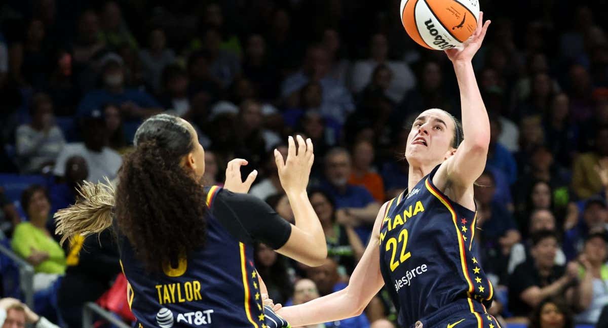 Caitlin Clark en su debut en la WNBA. /REUTERS