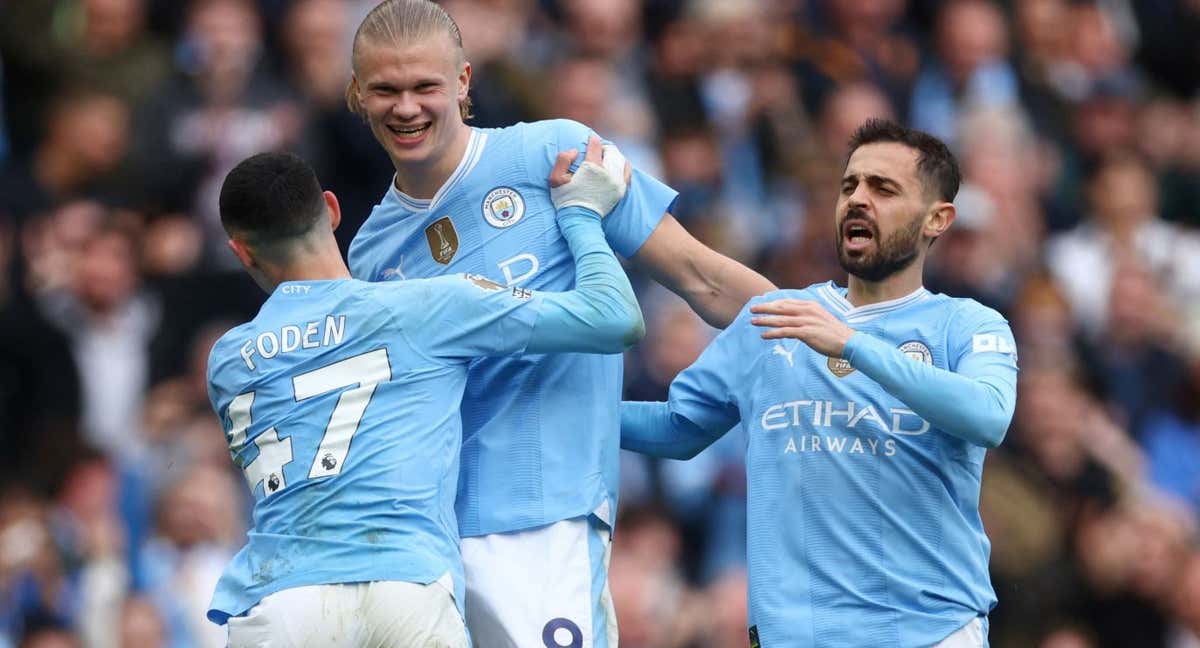 Haaland y Foden celebran uno de los goles del noruego. /REUTERS