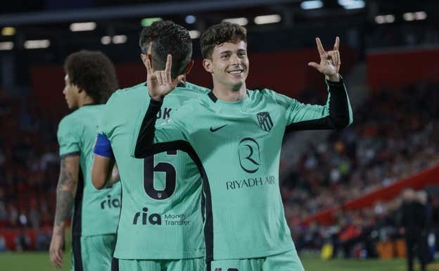 Riquelme celebra el gol que abrió el partido ante el Mallorca.  EFE