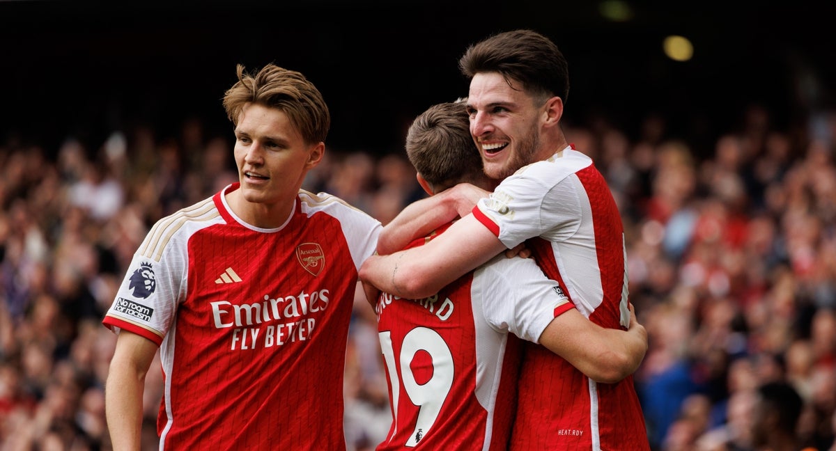 Rice, Odegaard y Trossard celebrando el segundo tanto.