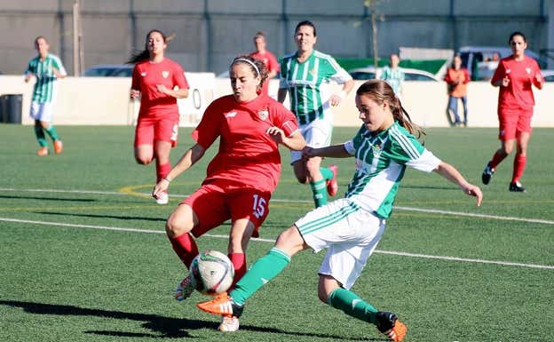 El derbi en segunda división.  DAVID LIGERO /REAL BETIS FÉMINAS