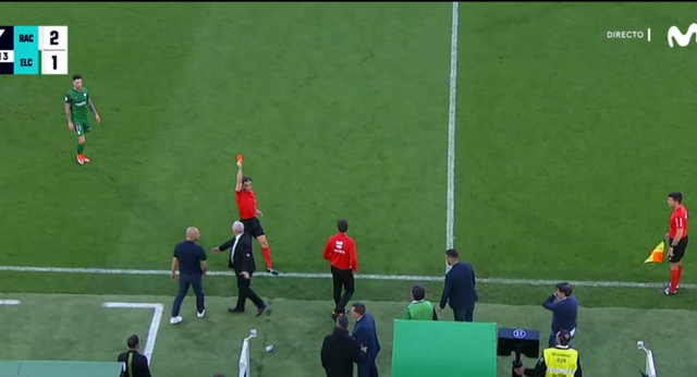 Expulsan a un jugador del Racing por pedir que se pare el partido cuando un aficionado entró en paro cardiaco en la grada de El Sardinero