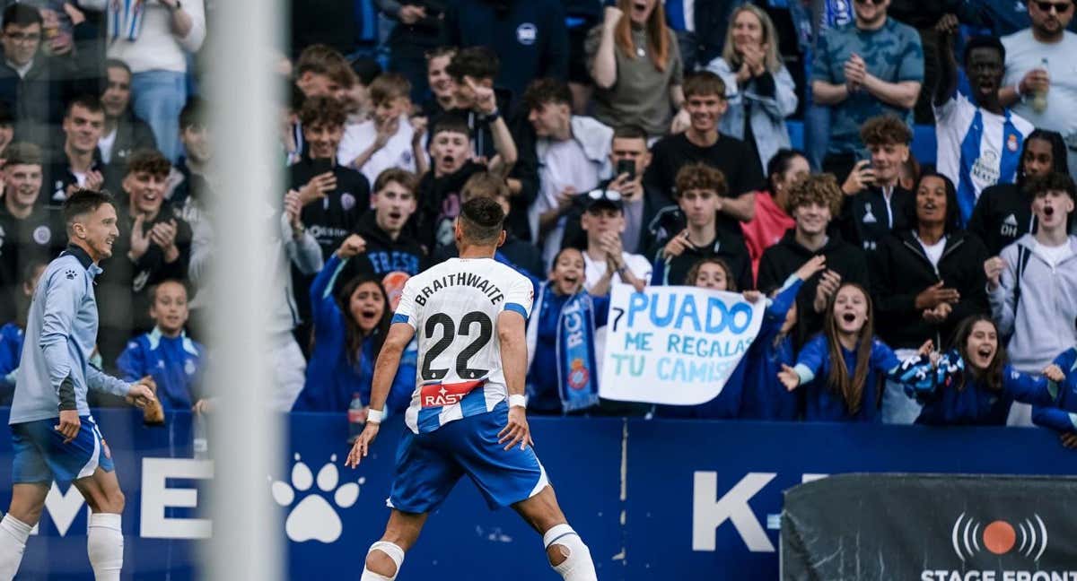 Braithwaite celebra un gol con la afición del Espanyol. /RCDE