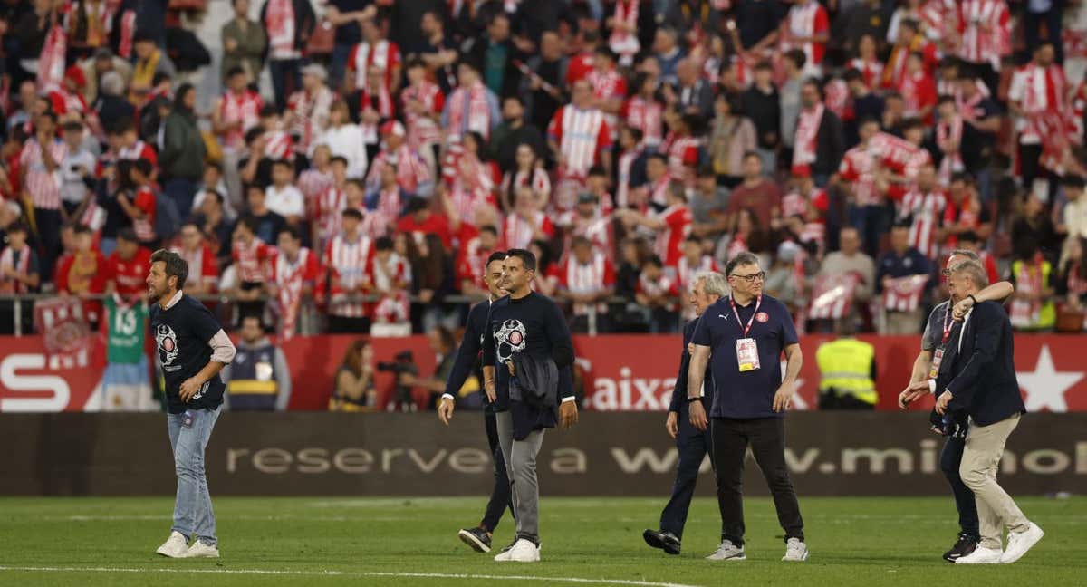 Míchel celebró sobre el césped de Montilivi la clasificación para la Champions. /REUTERS