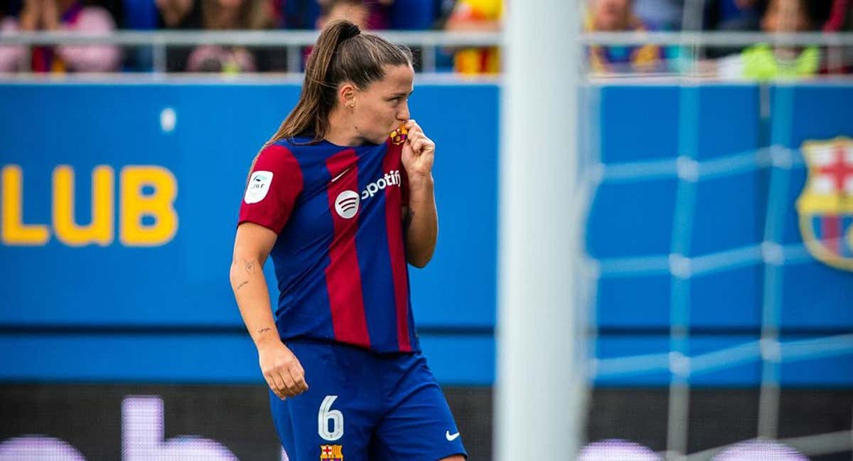 Claudia Pina besando el escudo tras un gol.