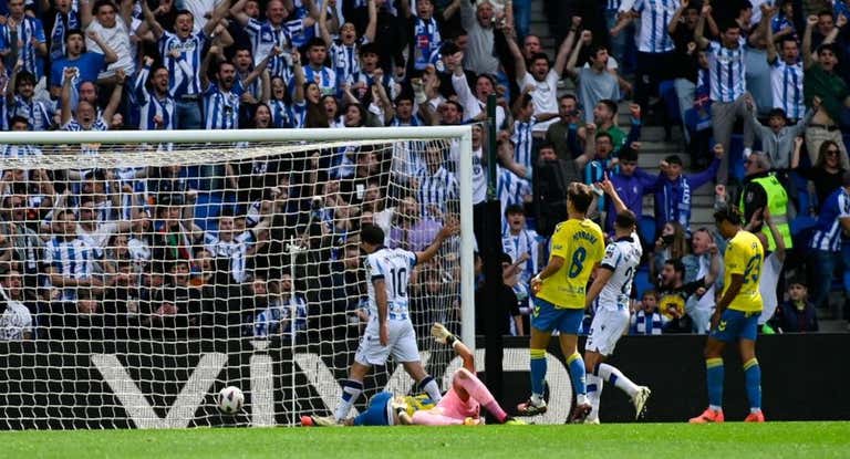Acción en el primer gol del partido