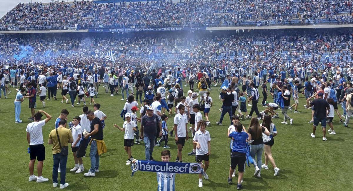 Hubo invasión de campo en el José Rico Pérez tras la victoria del Hércules que certificó su ascenso a Primera RFEF. /EFE/Antonio Martín