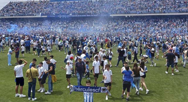 Locura en Alicante con el Hércules: invasión de campo para celebrar el ascenso de «un gigante que estaba dormido»