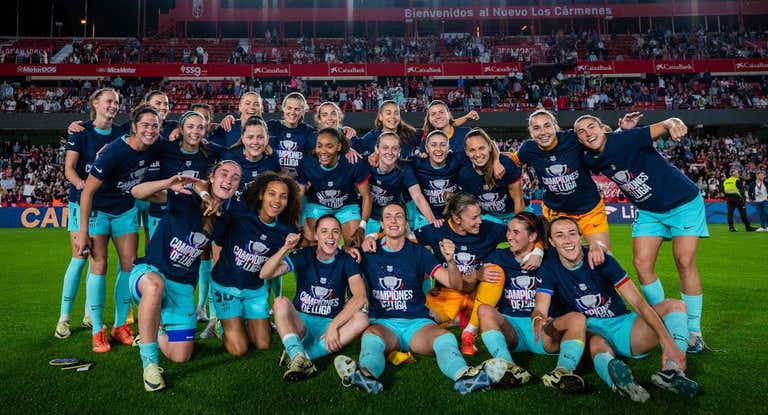 Las jugadoras del Barça posan tras ganar su novena liga.